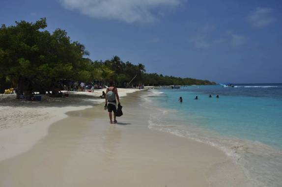 Caminhando em praia de Cayo Sombrero, no Parque Nacional Morrocoy, na Venezuela